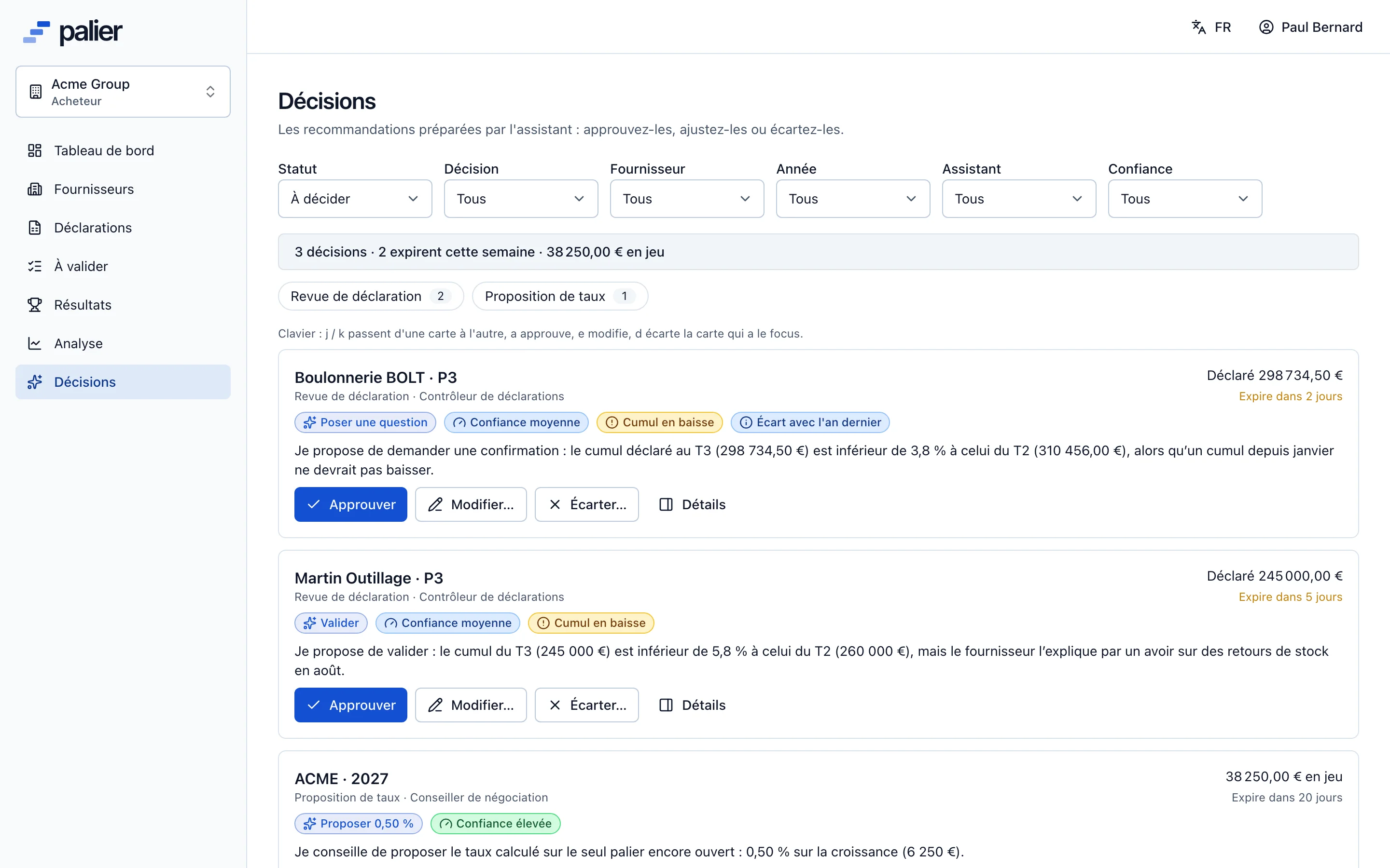 File de décisions de l’assistant IA : chaque carte propose une action à approuver, modifier ou refuser